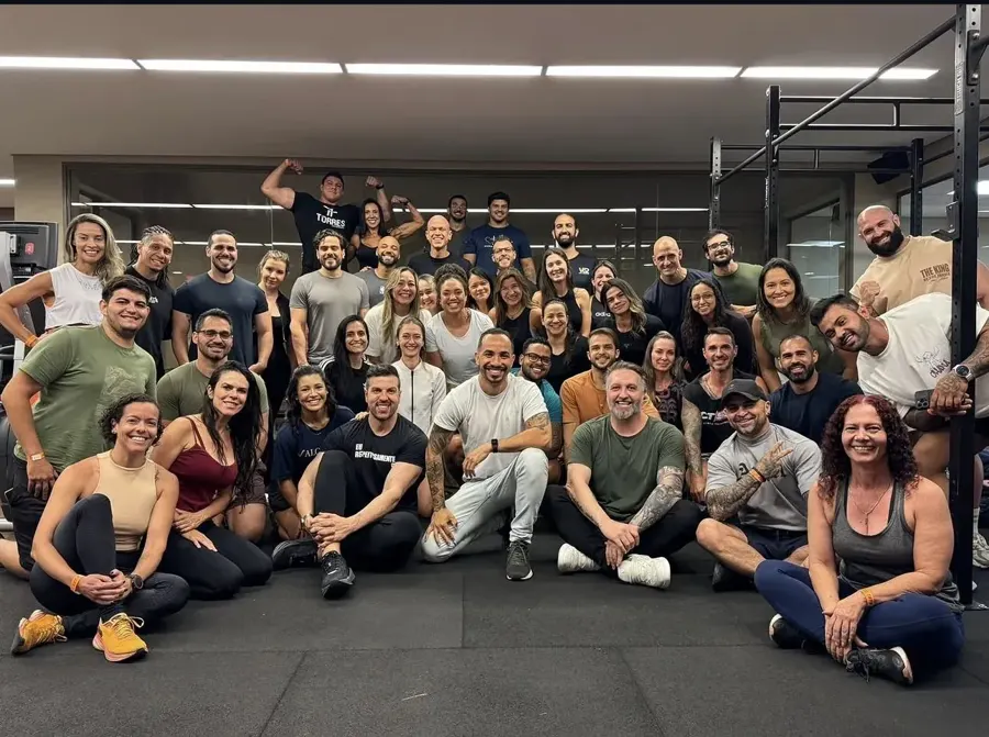 Participantes e palestrantes juntos numa foto de grupo de um evento Timm
