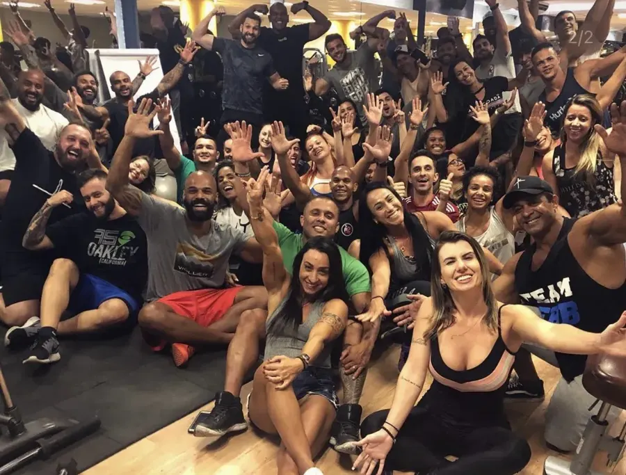 Participantes de um evento Timm acenando para a foto