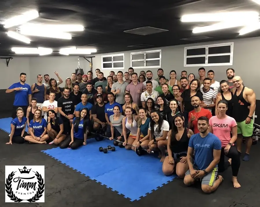 Participantes reunidos na área de treino de um evento Timm